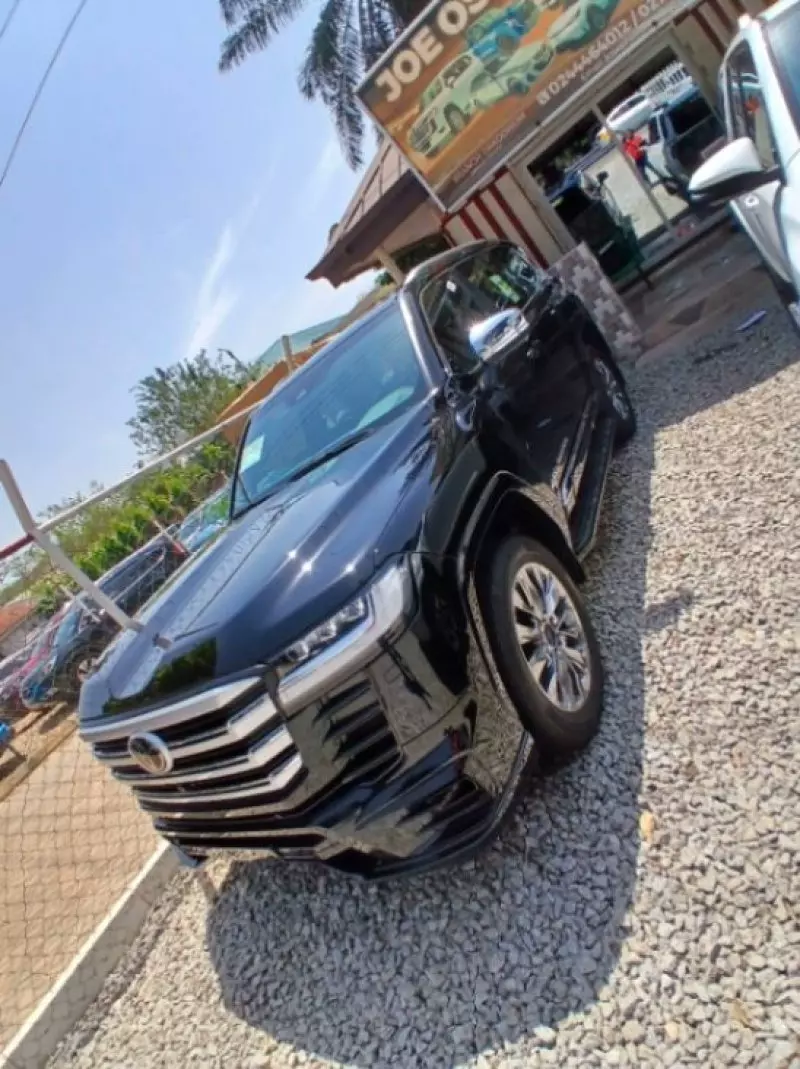 Toyota Land Cruiser VX   - 2025