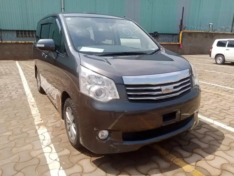 Toyota Noah   - 2012