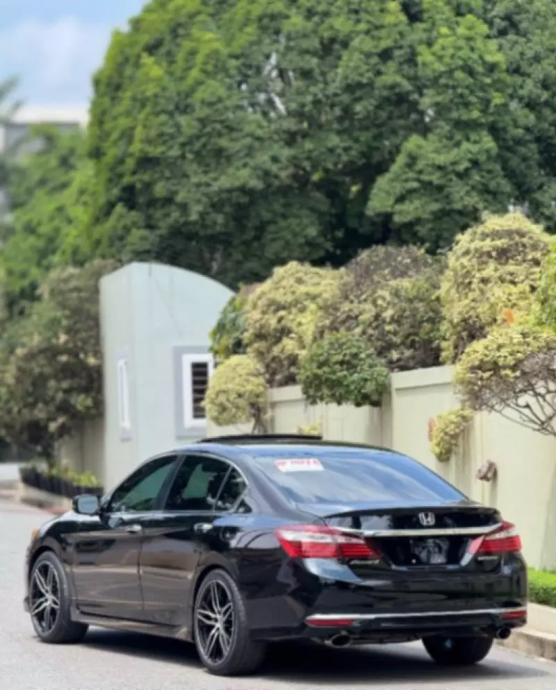 Honda Accord   - 2017