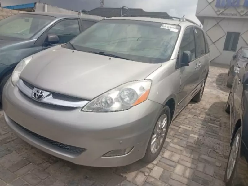 Toyota Sienna   - 2010