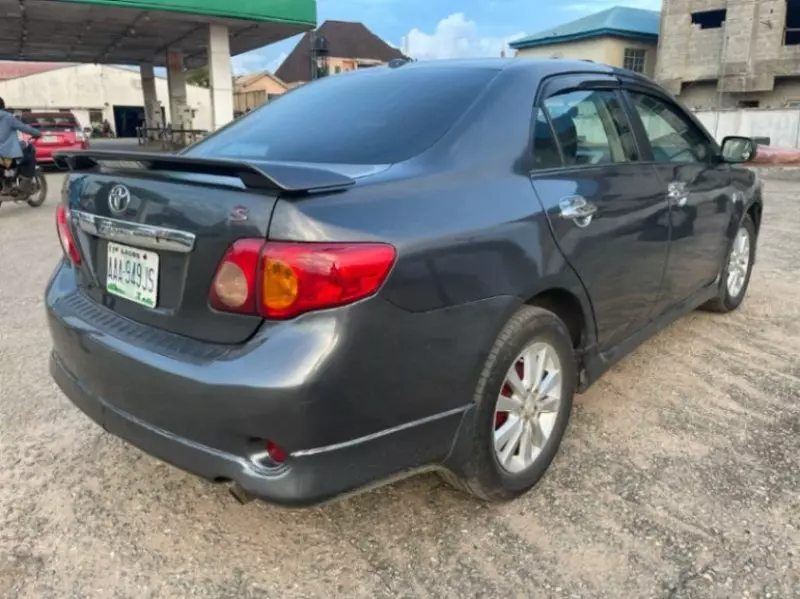 Toyota Corolla   - 2010