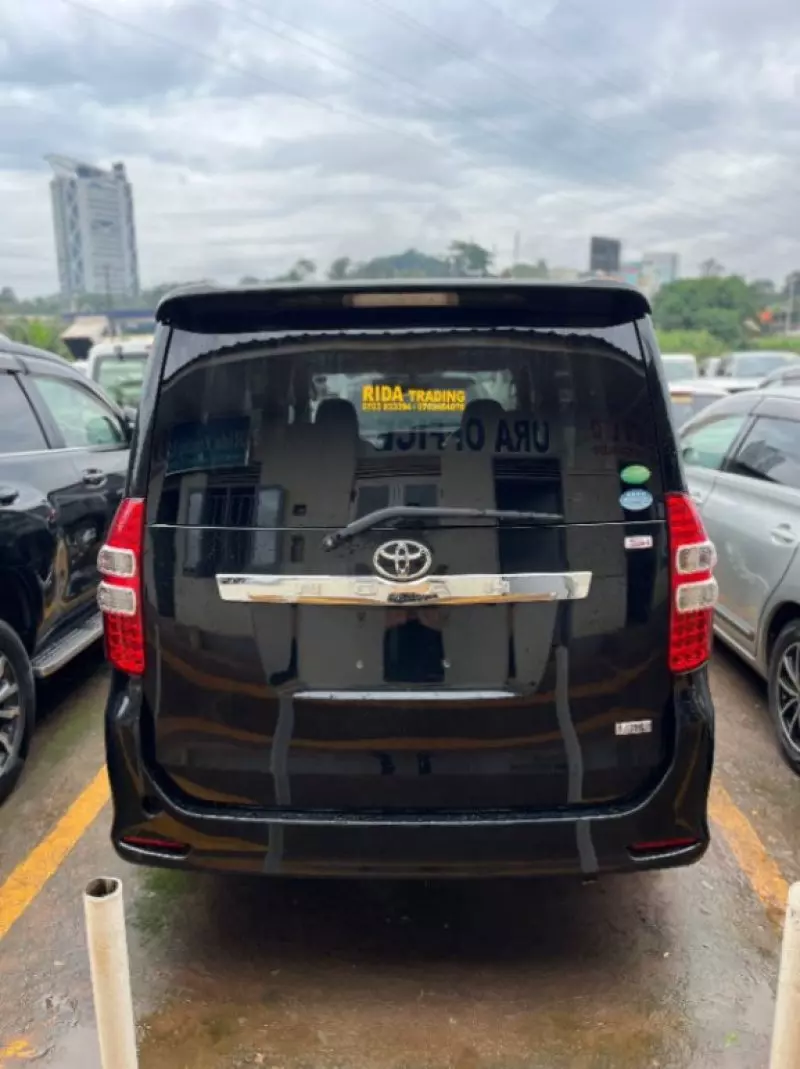 TOYOTA Noah   - 2013