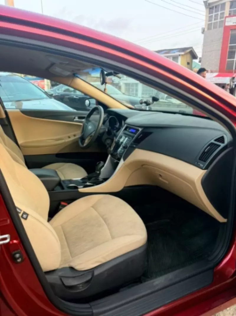 Hyundai Sonata   - 2011