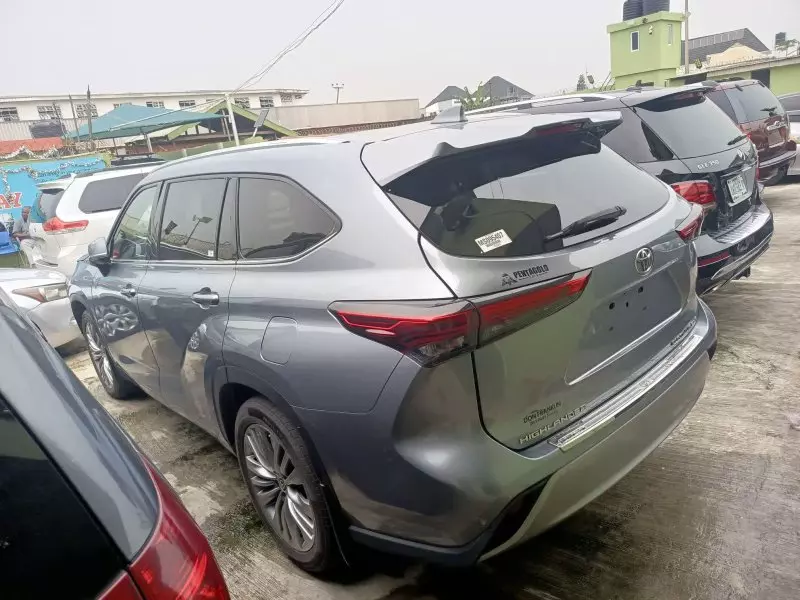 Toyota Highlander   - 2021