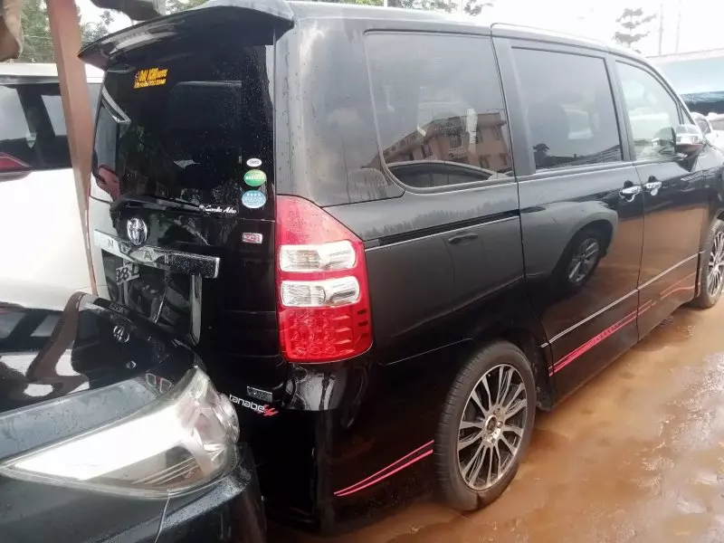 Toyota Noah   - 2012