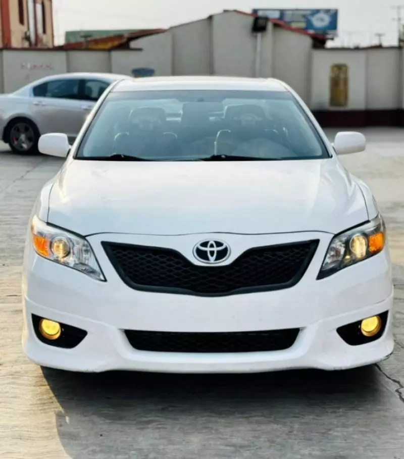 Toyota Camry   - 2011
