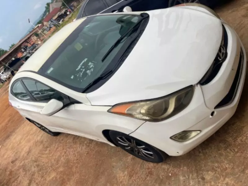 Hyundai Elantra   - 2012