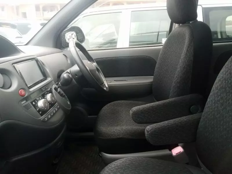 Toyota Sienta   - 2012