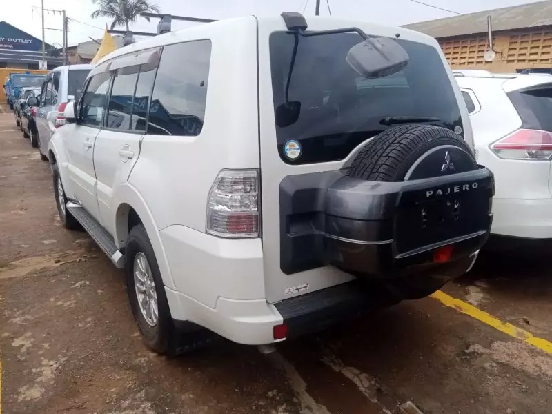 Mitsubishi Pajero   - 2012