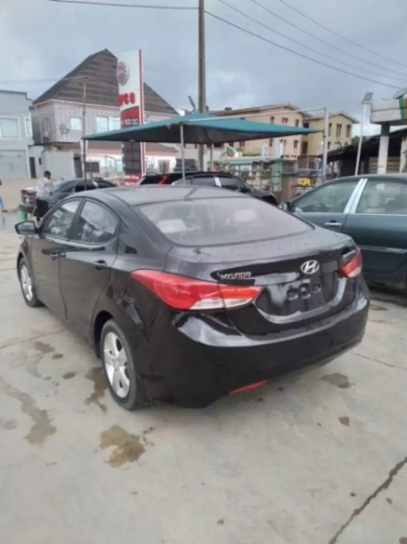 Hyundai Elantra   - 2011