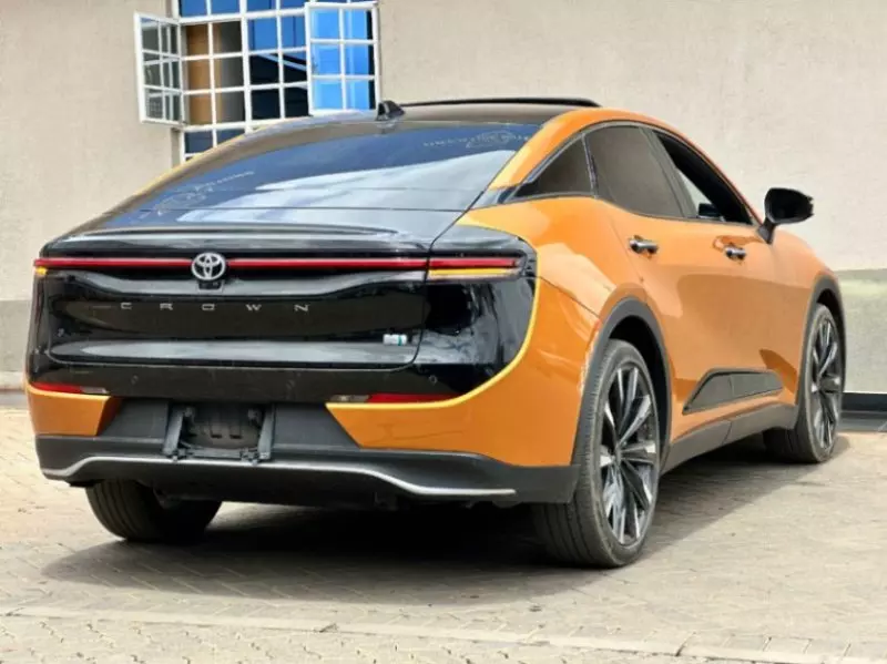 Toyota Crown    - 2022