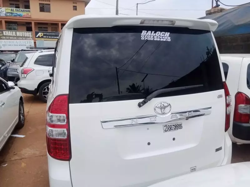Toyota Noah   - 2012