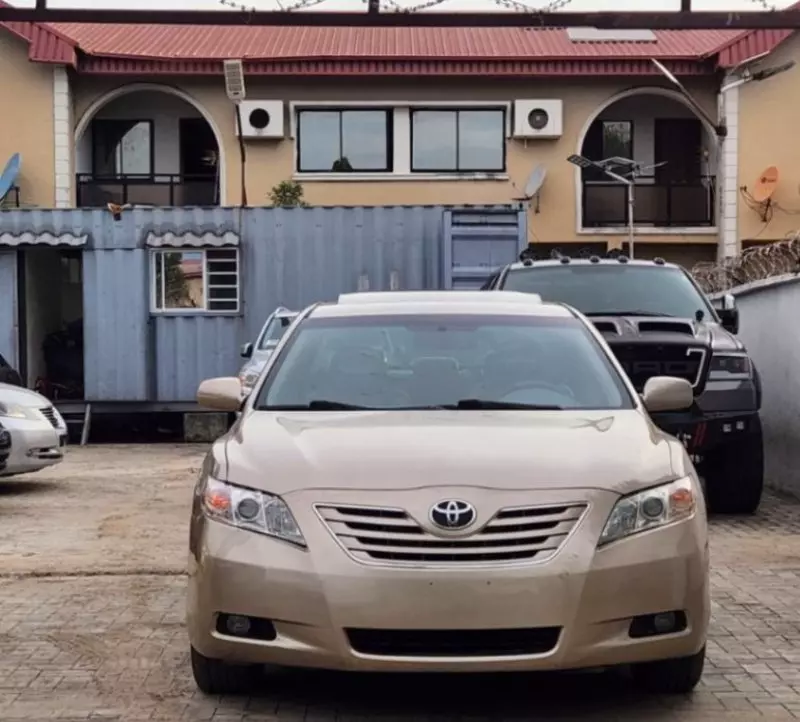 Toyota Camry   - 2009