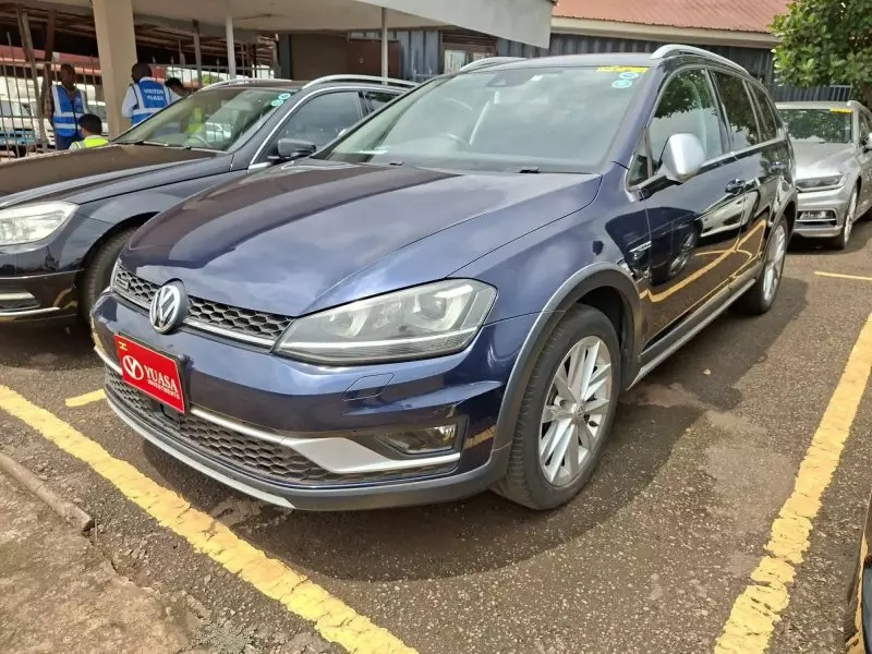 Volkswagen Golf   - 2016