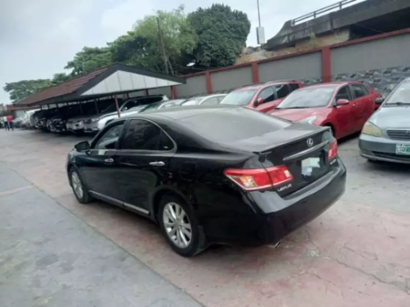 Lexus ES 350   - 2010