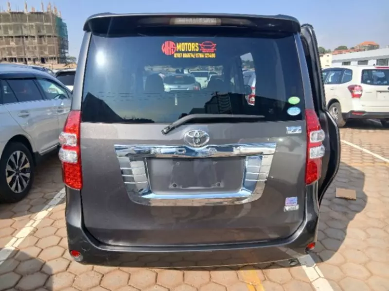 Toyota Noah   - 2012