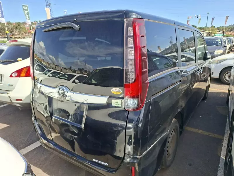 Toyota Noah Hybrid   - 2016