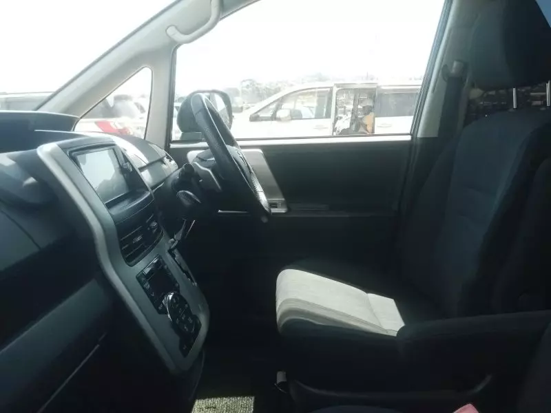 Toyota Noah   - 2013