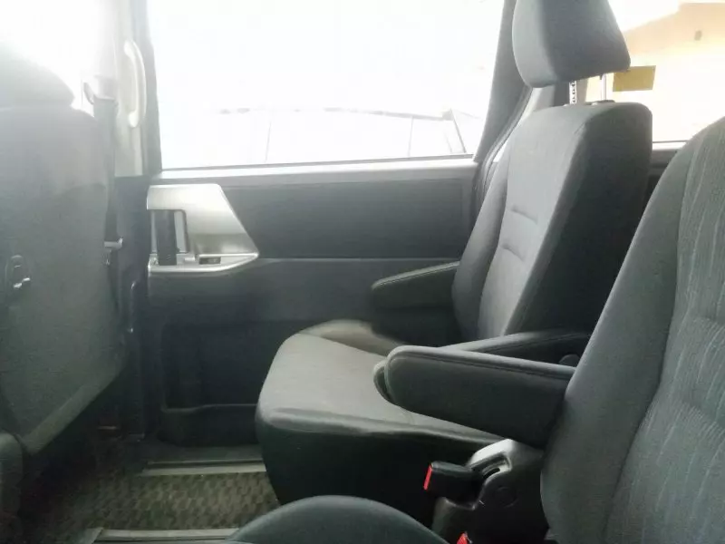 TOYOTA Noah   - 2012