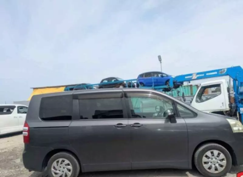 TOYOTA Noah - 2013