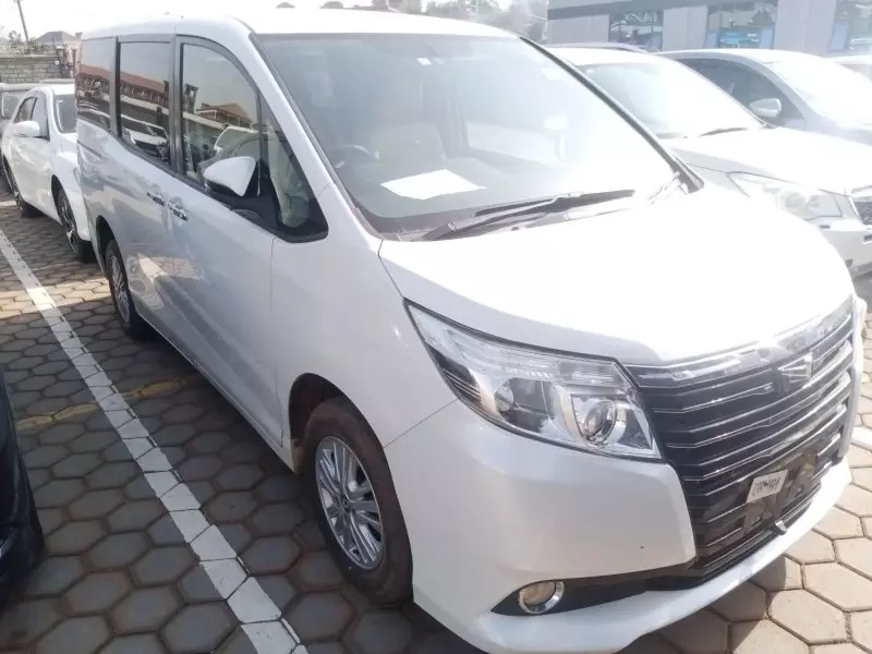 Toyota Noah   - 2014
