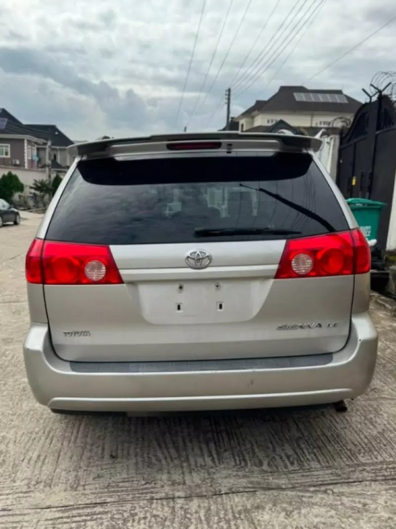 TOYOTA Sienna   - 2009