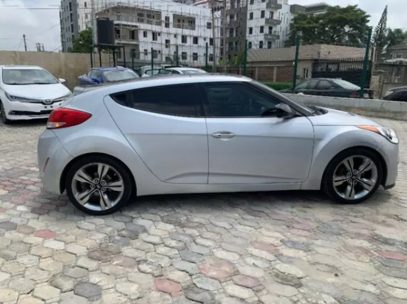 Hyundai Veloster   - 2013