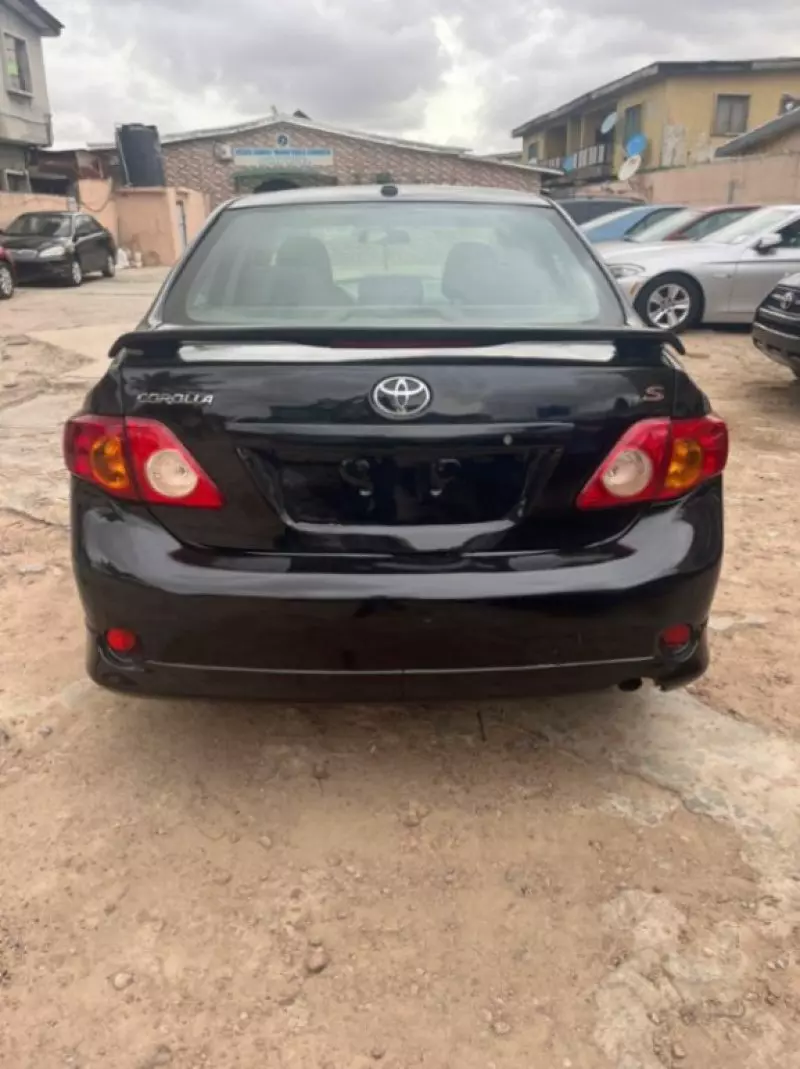 Toyota Corolla   - 2010