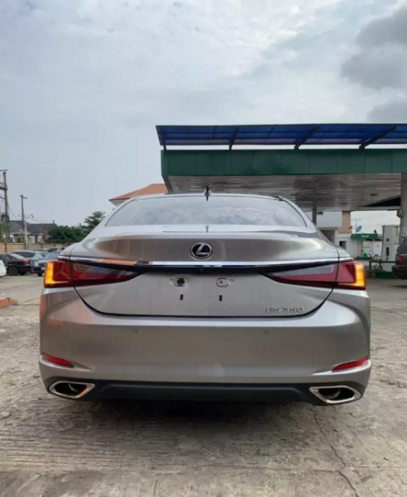 Lexus ES   - 2019