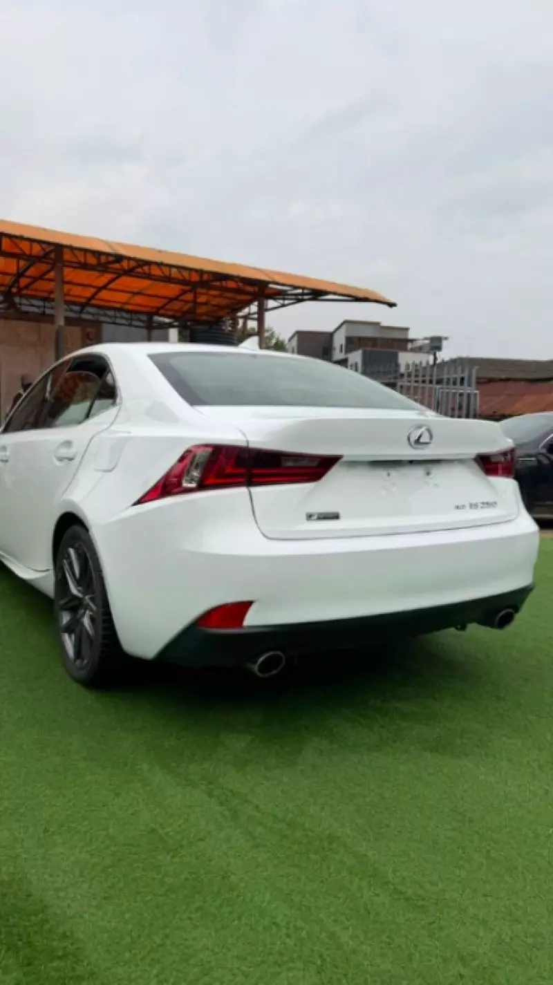 Lexus IS   - 2015
