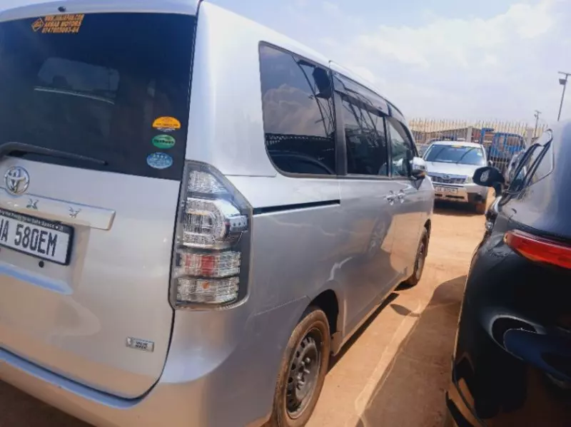 Toyota Voxy    - 2012