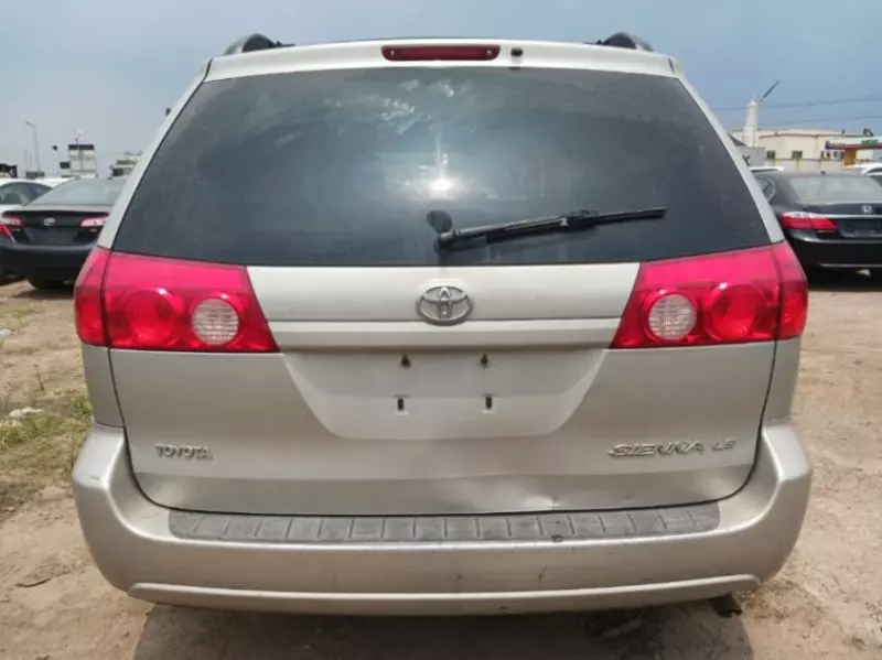 TOYOTA Sienna   - 2010