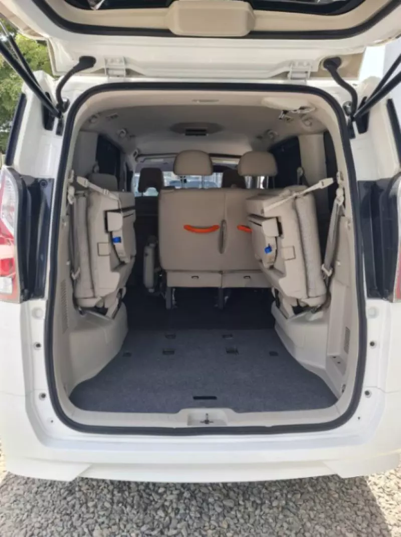Nissan Serena   - 2018