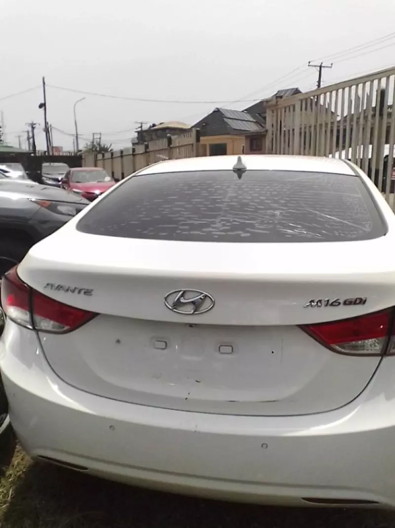 Hyundai Elantra   - 2012
