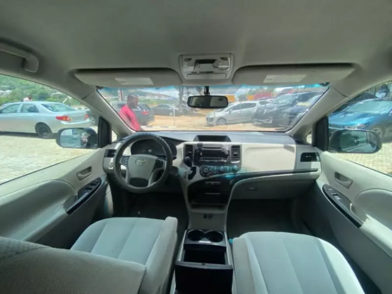 TOYOTA Sienna   - 2011
