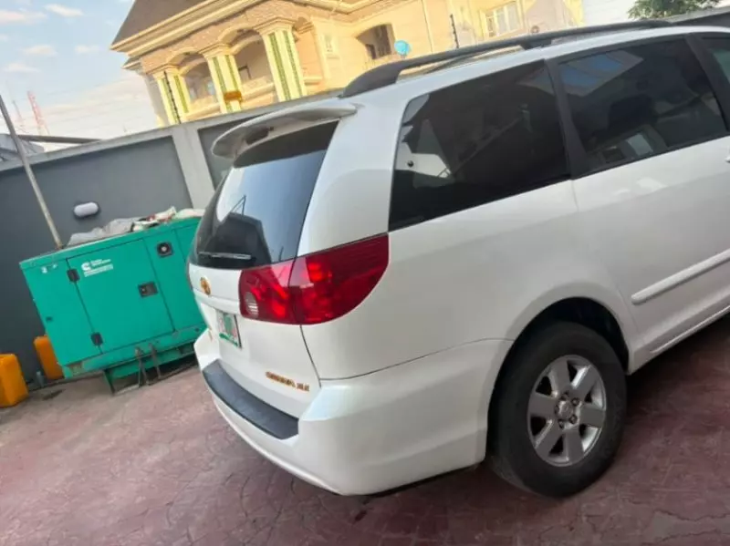 TOYOTA Sienna   - 2008