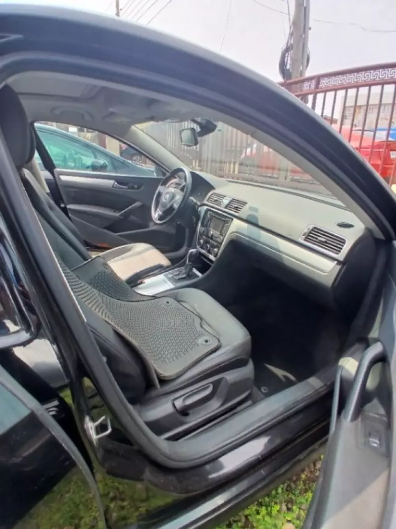 Volkswagen Passat   - 2011