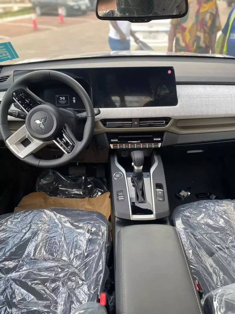 Mitsubishi Outlander Sport   - 2025