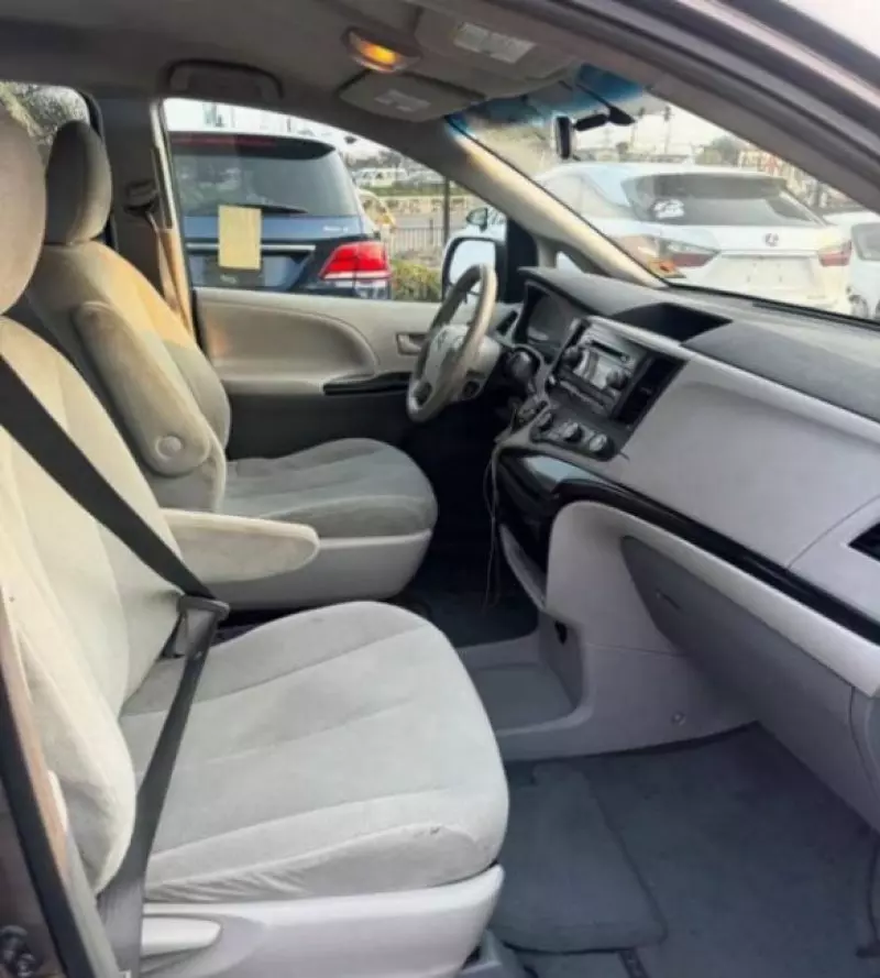 TOYOTA Sienna   - 2011