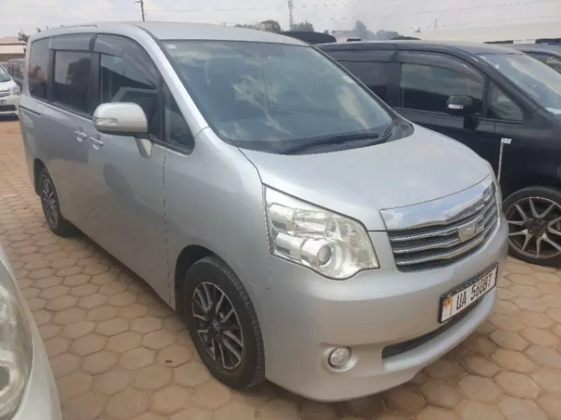 TOYOTA Noah   - 2010