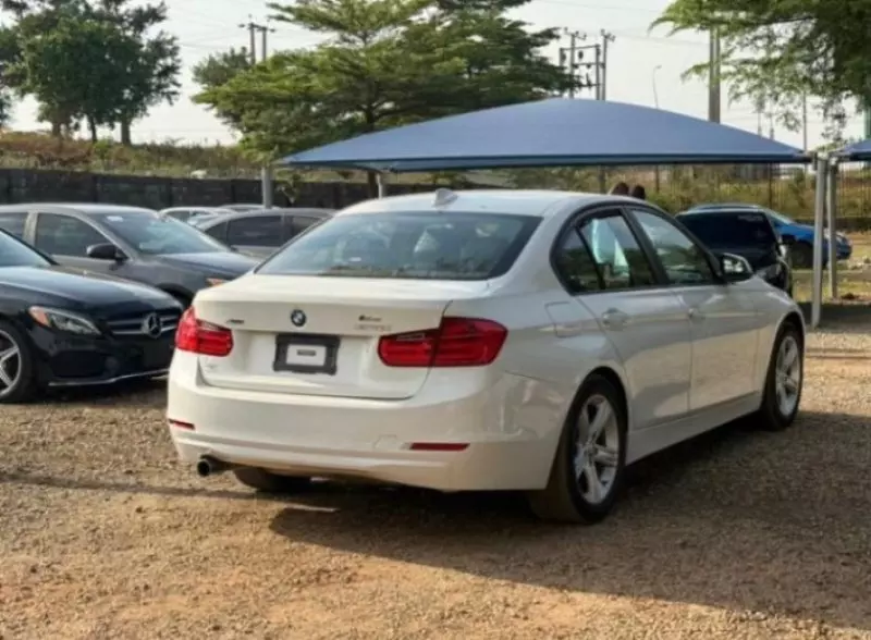 BMW 320i   - 2014