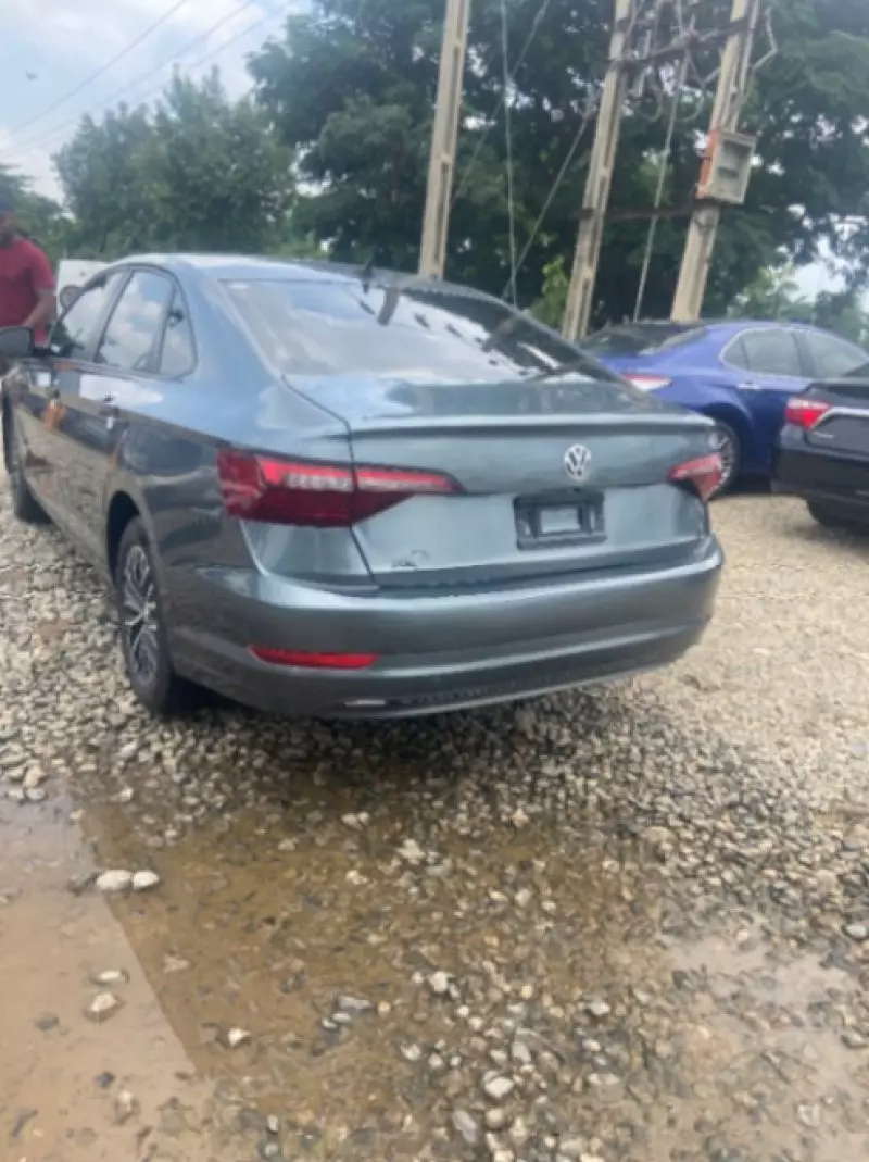 Volkswagen Jetta   - 2019