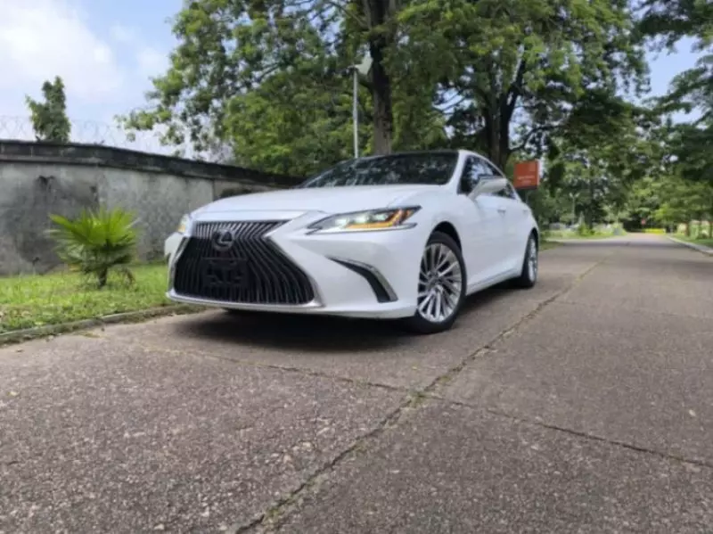 Lexus ES 350   - 2021