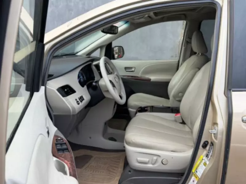 Toyota Sienna   - 2010