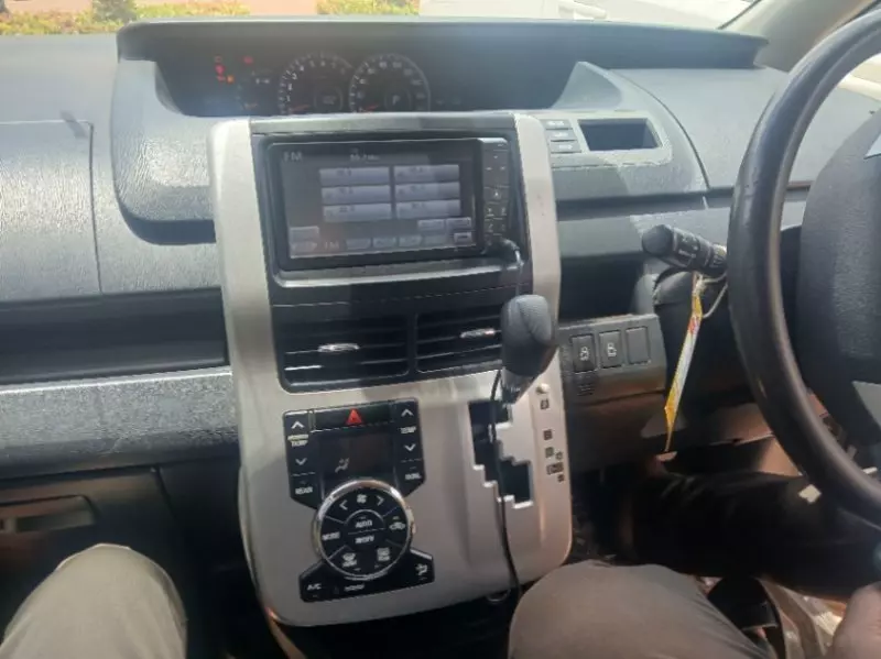 Toyota Noah   - 2010