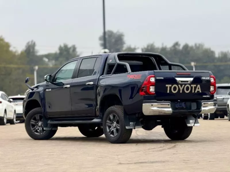 Toyota Hilux    - 2020