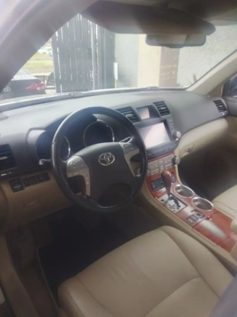 Toyota Highlander   - 2010