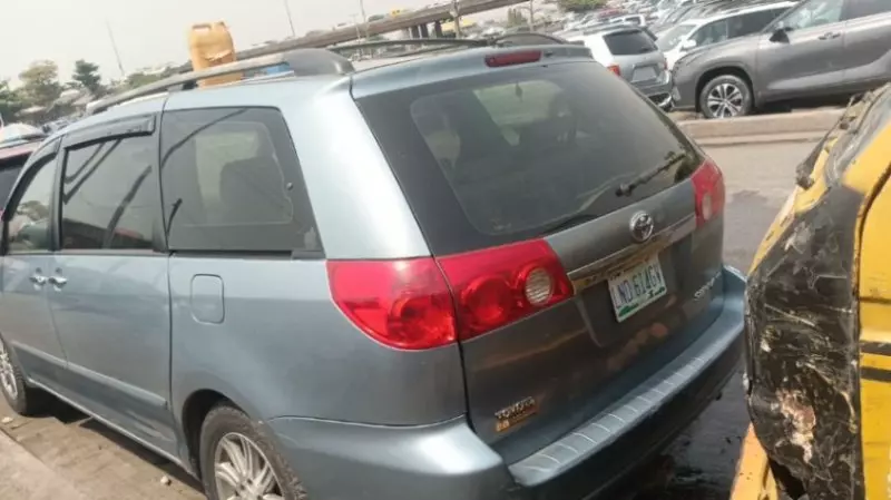Toyota Sienna   - 2009
