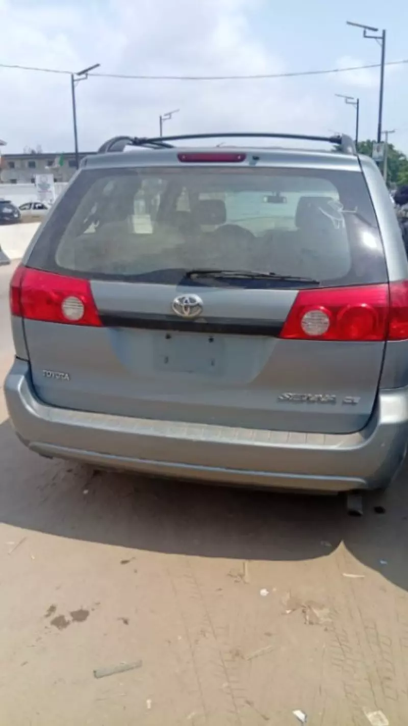 Toyota Sienna   - 2006