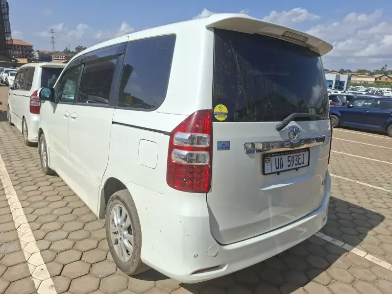 Toyota Noah - 2011
